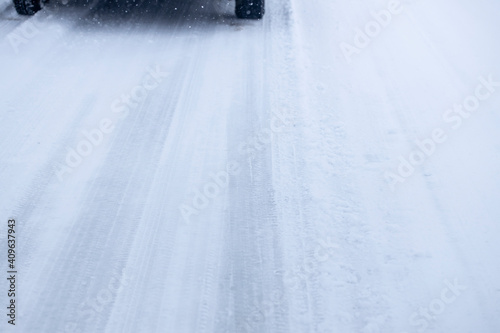 圧雪の路面と自動車のタイヤ © kelly marken