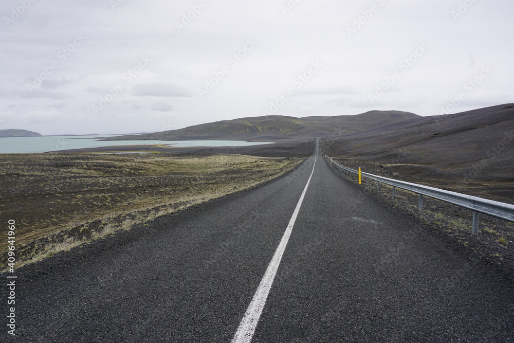 Gerade Straße in Island - Highway durch die Landschaftsidylle von Iceland
