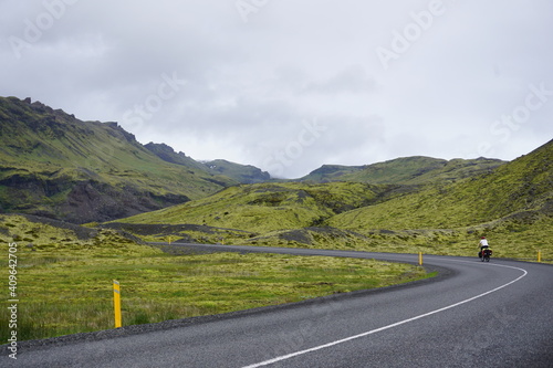 Radfahren in Island mit kurvigen Straßen  © Angela