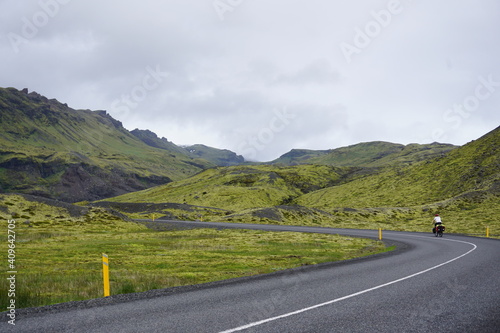 Radfahren in Island mit kurvigen Straßen 