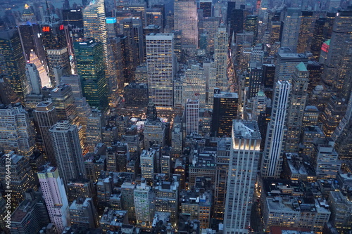 Nachtaufnahme in New York mit Blick vom Empire State Building auf die H  user von Manhatten