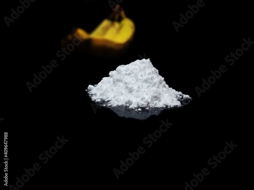 Foto Welcome to Colombia - cocaine drug powder and bananas on black background