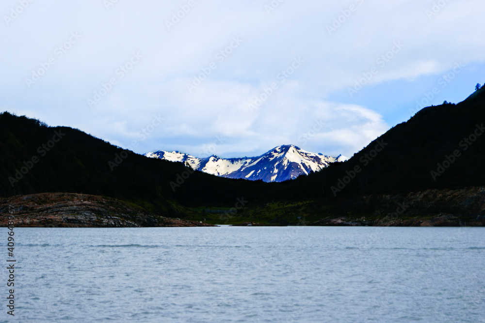 Lago y montaña 