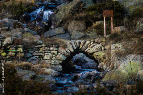 Puente antiguo de piedra 