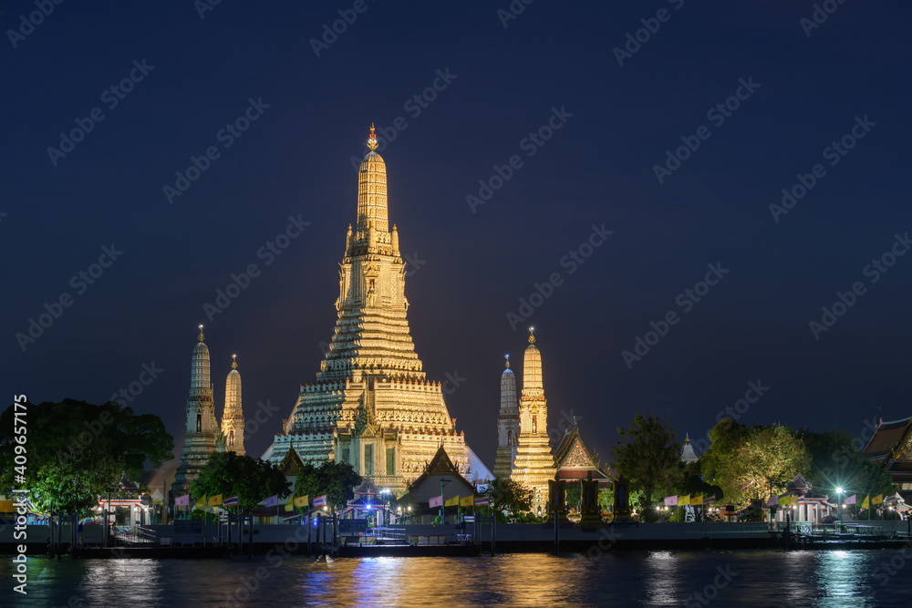 Naklejka premium Wat Arun Buddhist religious places on night time, Bangkok
