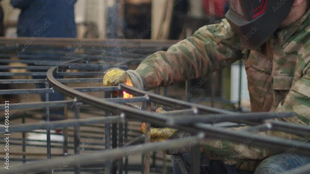 Talented Emerging Artist Uses welding machine to Make an Abstract, Brutal Metal Sculpture Talented Emerging Artist Uses welding machine to Make an Abstract, Brutal Metal Sculpture