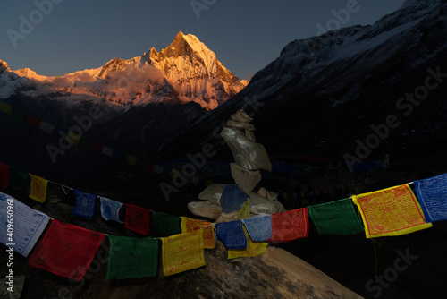 Tramonto sul Machhapuchhre con bandiere tibetane
