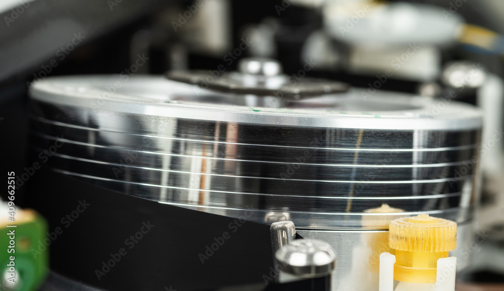 Round rotating head of the VCR. The mechanism of the VCR in operation