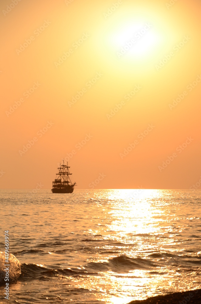 Obraz premium sunset in the sea, ship at sea