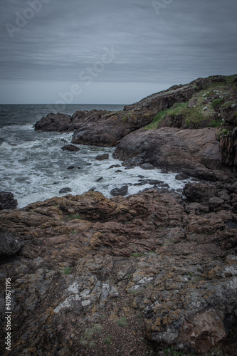 acantilados y rocas en la orilla de punta ballena uruguay © NachoDavvidPH