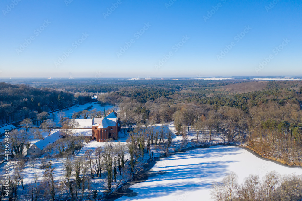 Kloster Chorin in Brandenburg im Winter von oben
