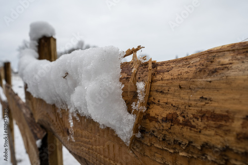 schneebedeckter Holzzaun photo