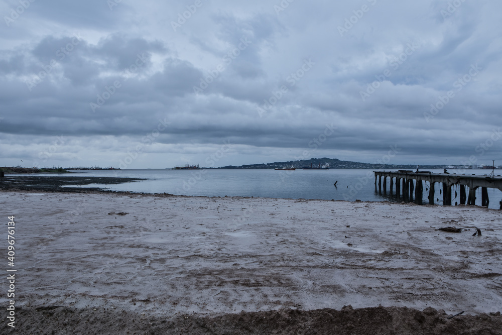 día nublado a la orilla del mar en montevideo uruguay
