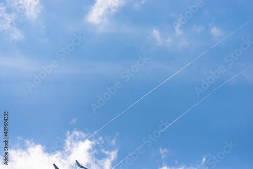 Obraz na płótnie A large plane flies into the clouds w salonie