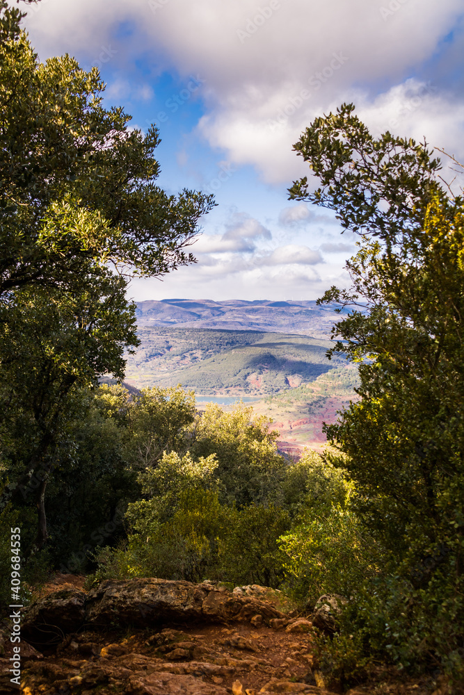 Un chemin de randonnée au sommet du Mont Liausson avec vu sur le Lac du Salagou (Occitanie, France)