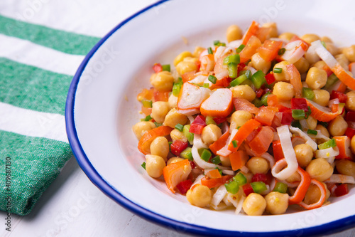 chickpea salad with pepper and crab