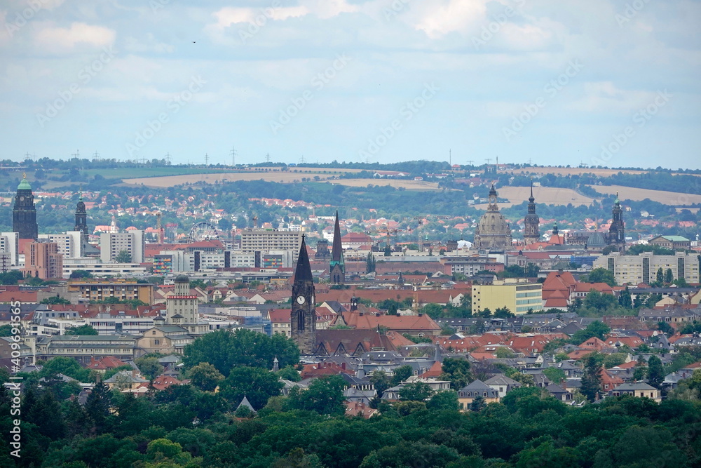 Dresden Skyline mit Frauenkirche vom Elbufer aus gesehen