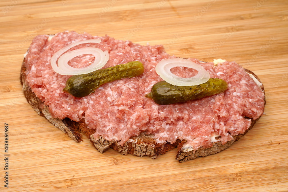 Belegtes Brot mit Hackepeter, Zwiebelmett, Belegtes Brot mit Hackepeter, Zwiebelmett,