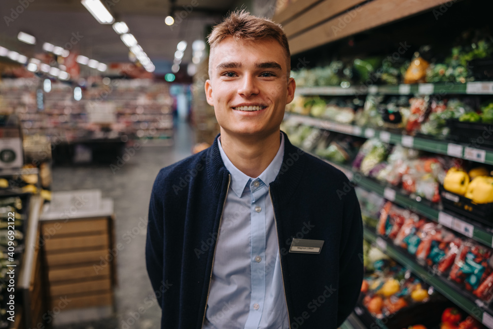 Obraz premium Young grocery store assistant