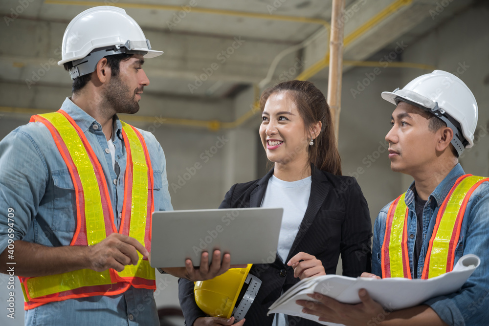 Engineers bring customers to come to inspect the work on site. Engineers bring customers to come to inspect the work on site.