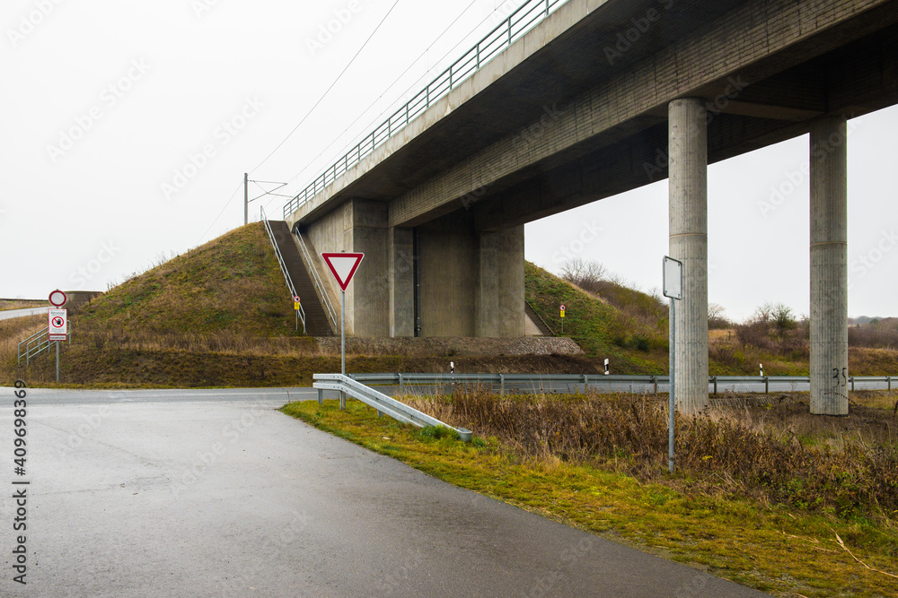 Straßenkreuzung mit Bahntrasse