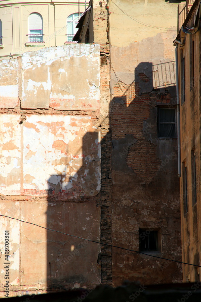 Projection of the crenellated shadows onto the ruined wall