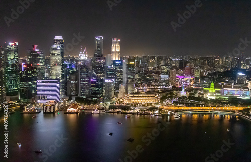 Paysage urbain de nuit à Singapour