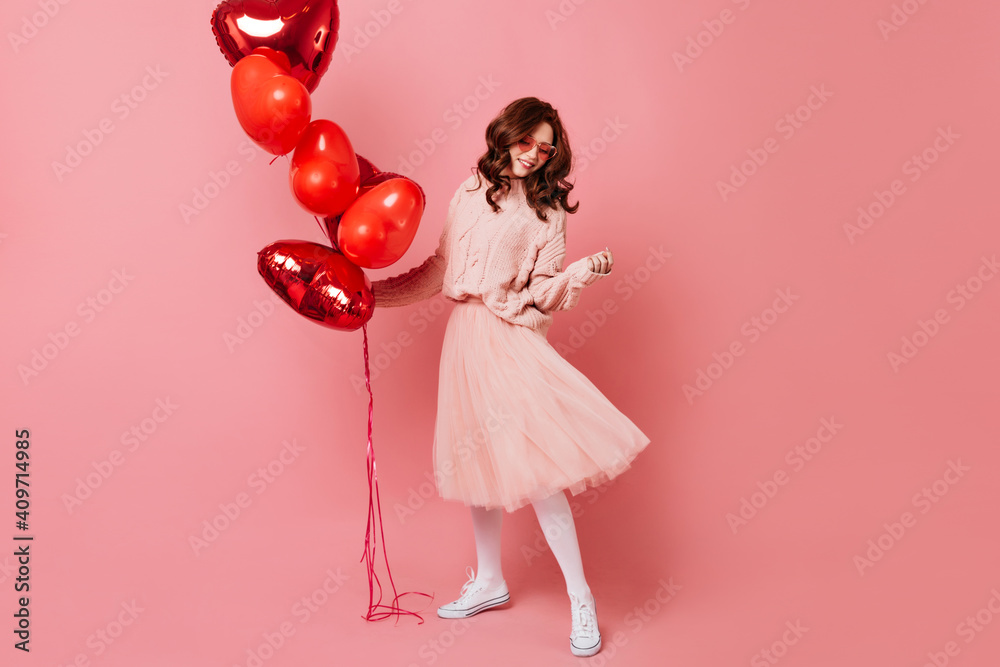 © Look! - Full length shot of gorgeous curly girl with party balloons. Romantic young woman posing in valentine's day.