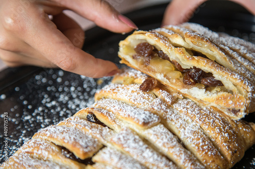 Obraz na płótnie Traditional homemade apple strudel. w salonie