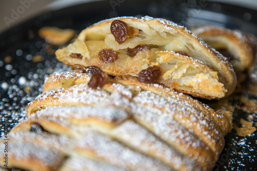 Obraz na płótnie Traditional homemade apple strudel. w salonie
