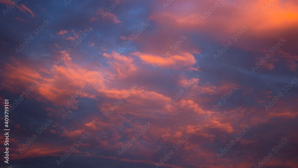 Cielo con nubes en puesta de sol  - obrazy, fototapety, plakaty 