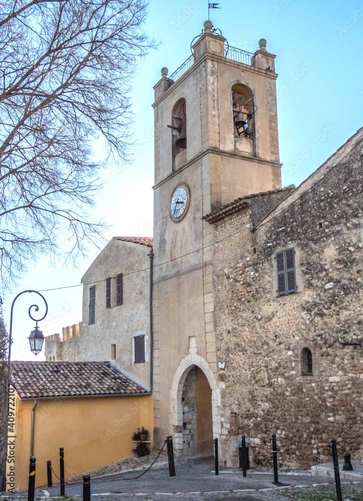 Fototapeta premium Eglise Saint Pierre du château Grimaldi au Haut de Cagnes à Cagnes sur Mer sur la Côte d'Azur