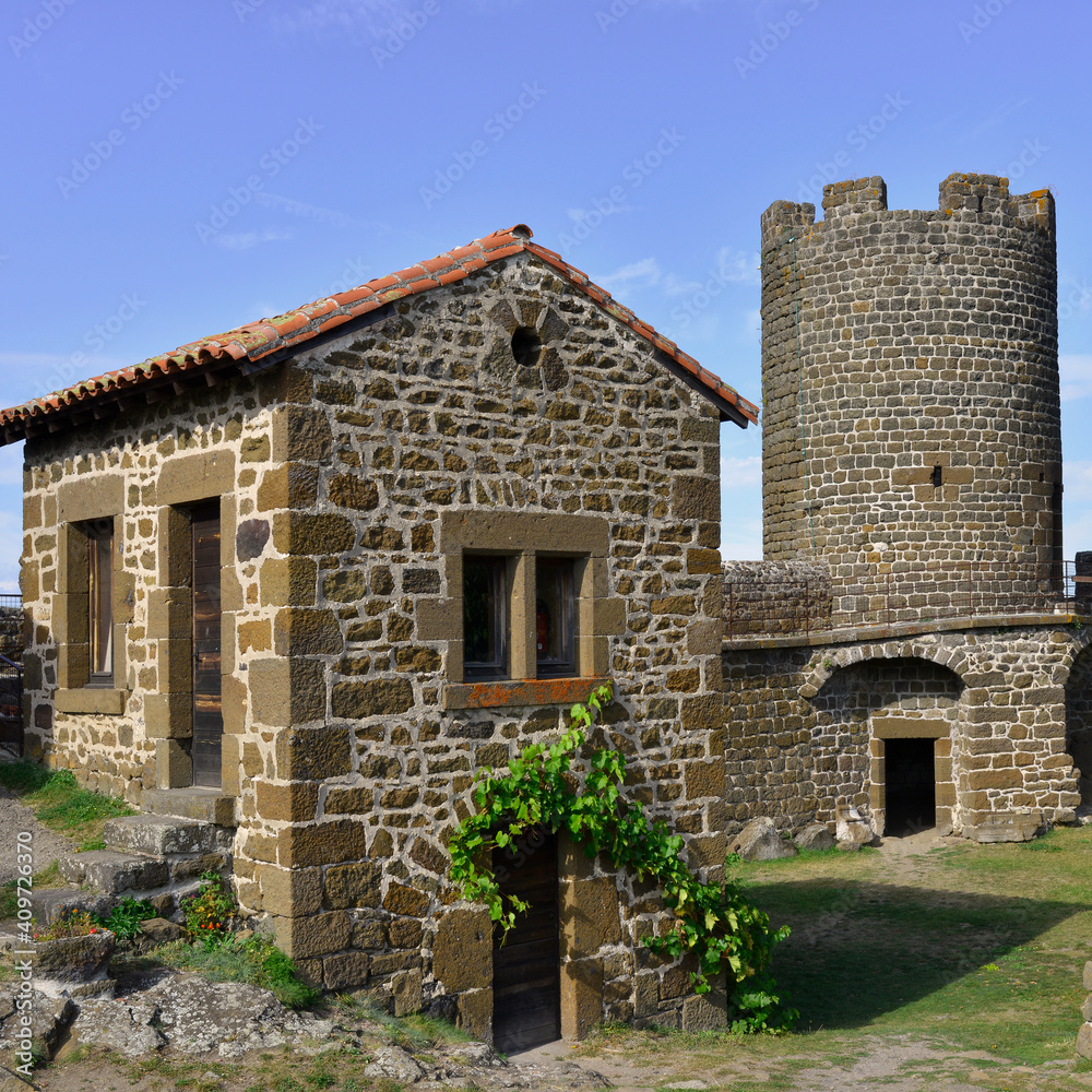 Carré forteresse de Polignac (43000) , Tour de la Géhenne et la petite maison, département de Haute-Loire en région Auvergne-Rhône-Alpes, France Carré forteresse de Polignac (43000) , Tour de la Géhenne et la petite maison, département de Haute-Loire en région Auvergne-Rhône-Alpes, France