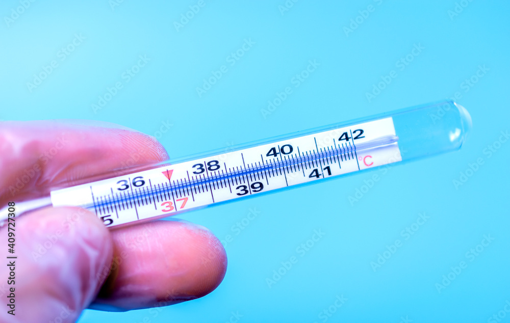 Obraz premium Medical body thermometer in human hands display high temperature.