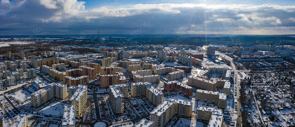 Zimowa panorama z lotu ptaka podczas słonecznej pogody, osiedle Manhattan, miasto Gorzów Wielkopolski