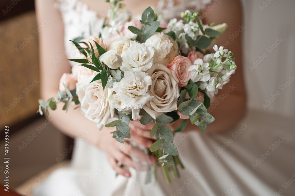 The brides wedding bouquet of roses and carnations in a disheveled style 2655.