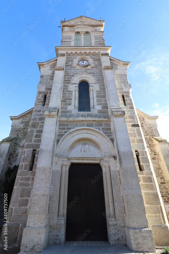 L'église catholique Saint Jean Baptiste à Saint Jean de Touslas vue de l'extérieur, ville de Beauvallon, département du Rhône, France