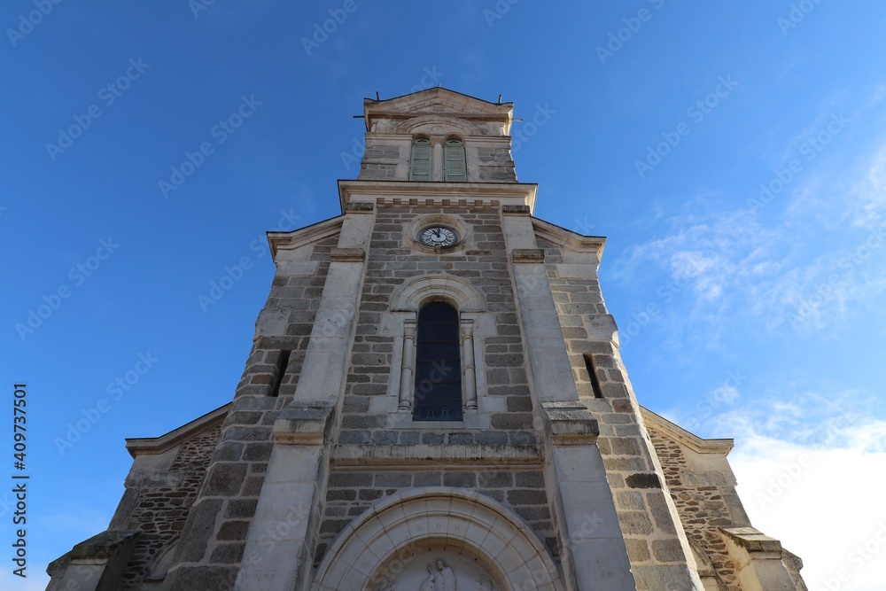 L'église catholique Saint Jean Baptiste à Saint Jean de Touslas vue de l'extérieur, ville de Beauvallon, département du Rhône, France