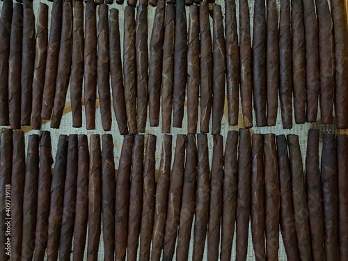 manual manufacture of cigars. Cigars and tobacco artisanal creation