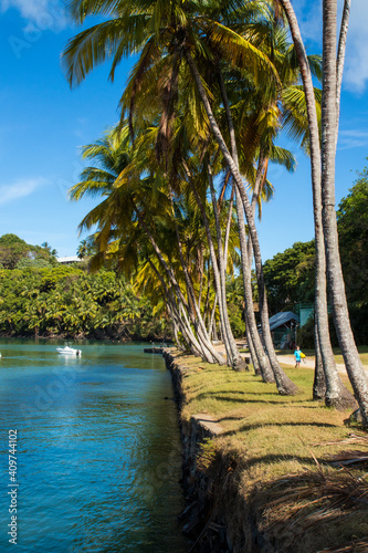 Les îles du Salut forment un archipel constitué de trois îlots d'origine volcanique rattachés à la Guyane, et situés à quatorze kilomètres au large de Kourou