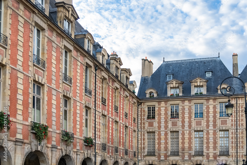 Fototapeta premium Paris, place des Vosges, beautiful buildings with a public park