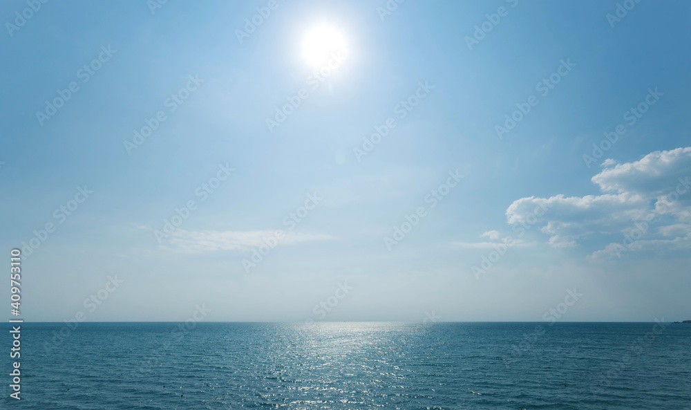 Fototapeta premium blue sea and sky horizon