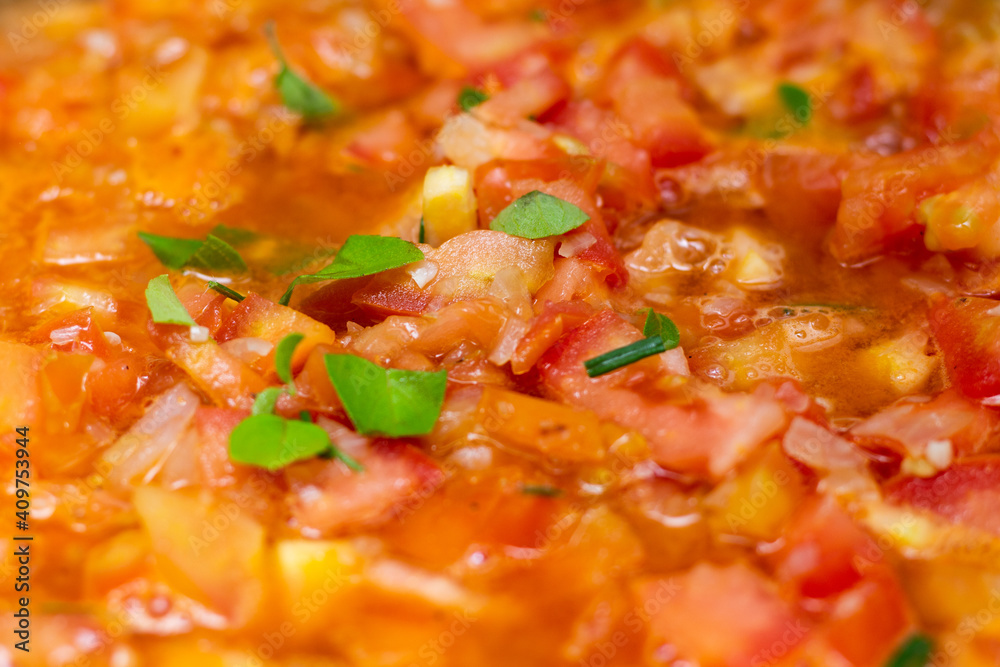 Molho de tomate com manjericão, tomate picado com manjericão, fazendo molho de tomate Molho de tomate com manjericão, tomate picado com manjericão, fazendo molho de tomate