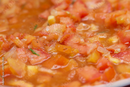 cozinhando molho de tomate, fazendo molho de tomate, tomate picado para fazer molho, comida caseira