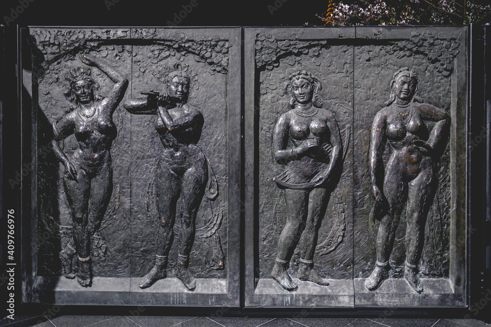 Doors with reliefs of naked voluptuous women in the entrance of buddhist temple in Osaka, japan - obrazy, fototapety, plakaty 