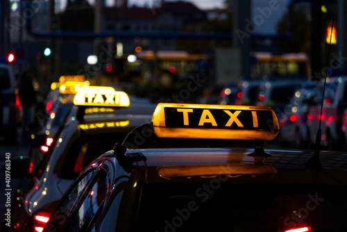 Leuchtende Taxischilder