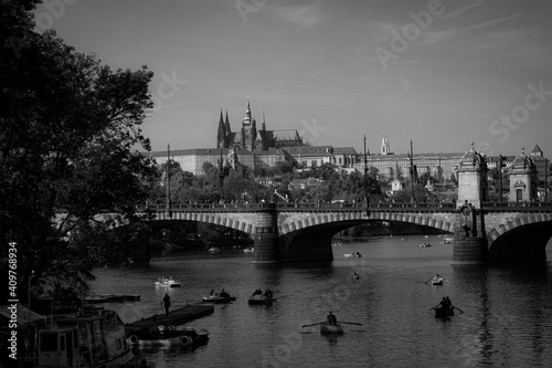 Vistas del rio de praga con el puente y el castillo en el mismo panorama