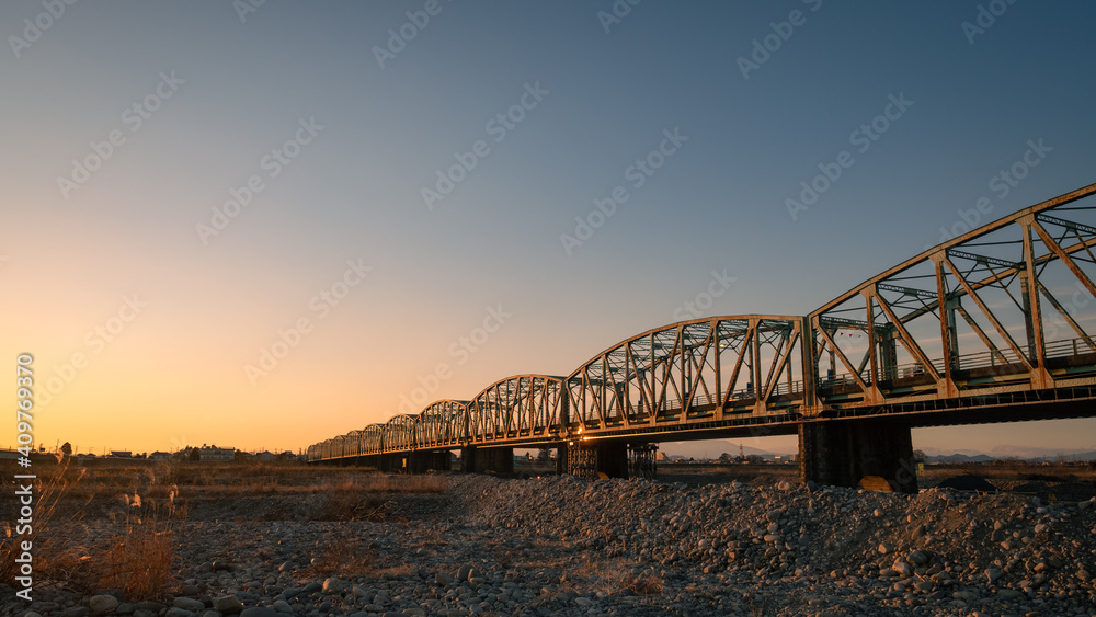 Naklejka premium 夕日の中の陸橋