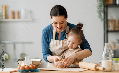 Foto family are preparing bakery together