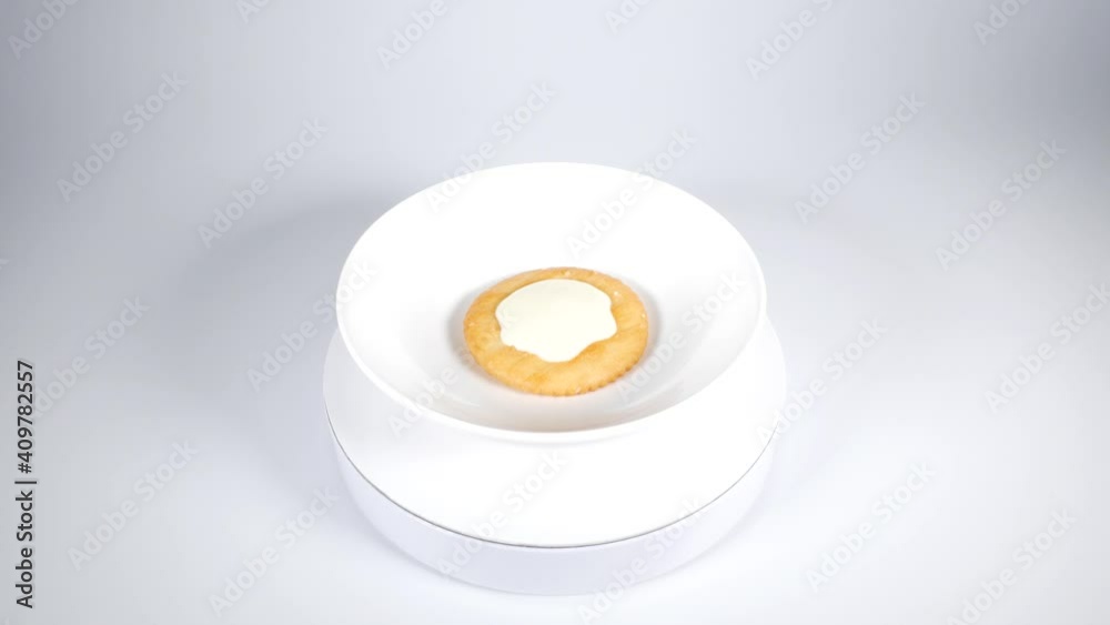ホワイトチョコレートを乗せた丸いクラッカー
ホワイトチョコレートを乗せた丸いクラッカー
